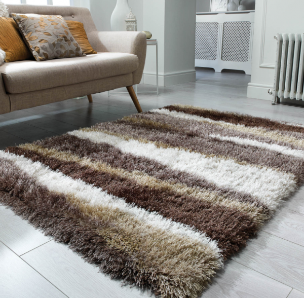 Karpet Berbulu Kontras di Ruang Tamu